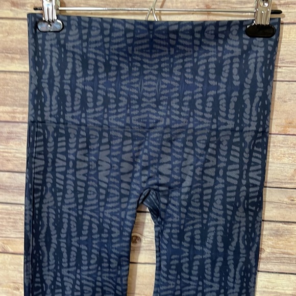 SPANX | Look At Me Now Blue Gray Print Leggings XL  EUC B2 - Picture 7 of 7